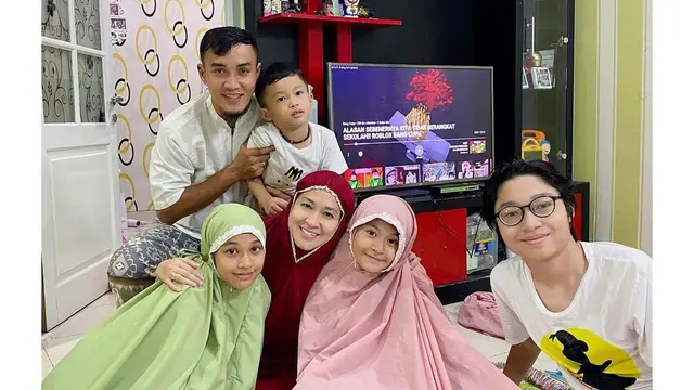 6 Potret Kebersamaan Putri Okie Agustina dan Ayah Sambungnya, Penuh Kehangatan