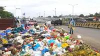 Aksi dari Koalisi Sapu Bersih di tumpukan sampah Pekanbaru karena tak kunjung diangkut petugas. (Liputan6.com/Istimewa)