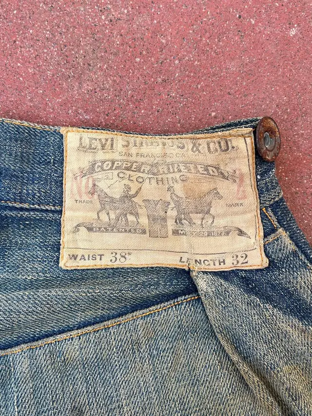 Celana Jeans Rasis Terjual Rp2,3 Miliar dalam Pelelangan