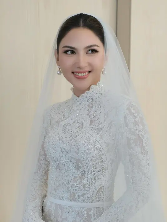 Jangan lupakan penampilan sempurna super cantik saat Jessica Mila menikah. Makeup flawless dan glowing yang memancarkan aura kebahagiaan sempurna di wajah Jessica Mila ini merupakan karya Cherry Jessica. [Foto: Instagram/cherryjks]