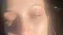 Bella Hadid secara teratur memang merangkul kecantikan alaminya, dengan atau tanpa makeup. Ia mengunggah foto selfie dengan matahari menyinari wajahnya yang bare face. Foto: Instagram.