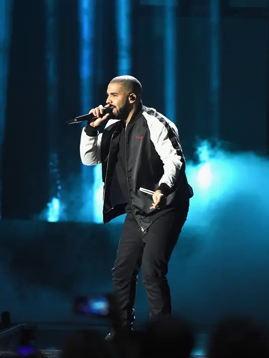 Saat hadir di pesta ulang tahun Drake, hubungan Taylor dan Drake terlihat lebih dekat dan lebih dari sekedar teman biasa, terlebih ia juga dikenalkan kepada kedua orang tua dan keluarga Drake. (AFP/Bintang.com)