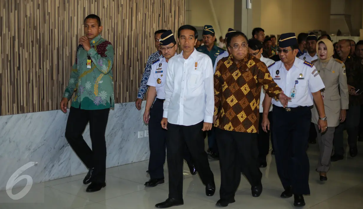 Presiden Jokowi didampingi Menko Kemaritiman Indroyono Soesilo (kedua kanan) saat melakukan blusukan ke Kantor Pelayanan Terpadu Terminal Penumpang Nusantara Pura Pelabuhan Tanjung Priok, Jakarta, Rabu (17/6/2015). (Liputan6.com/Faizal Fanani)