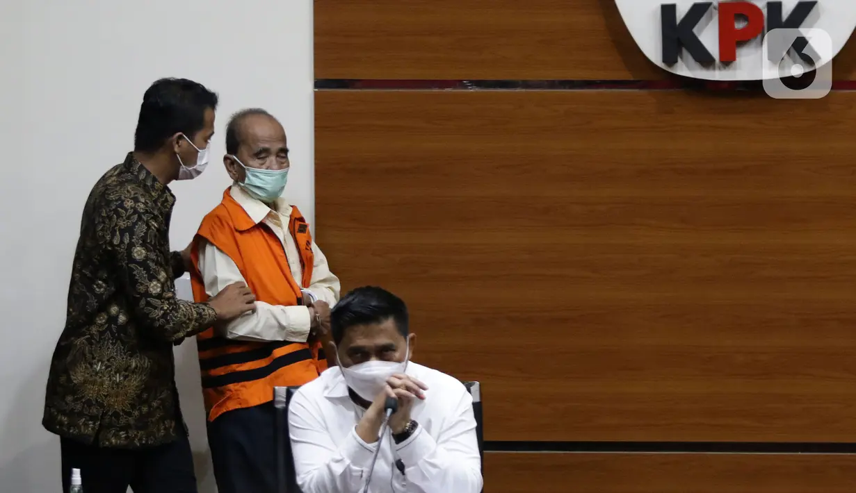 Gubernur Riau 2014-2019 Annas Maamun (kedua kiri) sesaat sebelum rilis penahanan di Gedung KPK, Jakarta, Rabu (30/3/2022). KPK resmi menahan Annas Maamun atas dugaan menyuap Ketua DPRD Riau 2009-2014, Johar Firdaus terkait pergeseran dan perubahan anggaran proyek. (Liputan6.com/Helmi Fithriansyah)