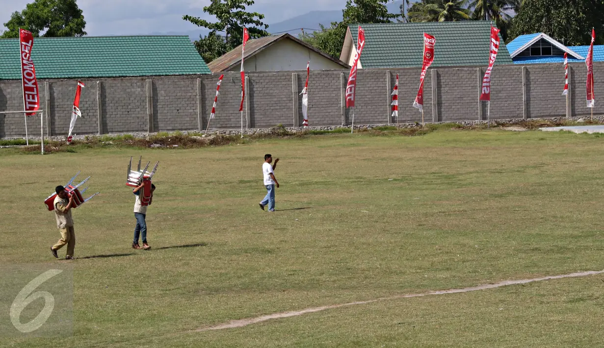 Pekerja mempersiapkan bangku di Lapangan Sepak Bola Kota Palu, Sigi, Sulteng, Selasa (8/3). Rencananya di lapangan tersebut, Wapres Jusuf Kalla dan istrinya, Mufida Kalla akan menyaksikan fenomena Gerhana Matahari Total. (Liputan6.com/Immanuel Antonius)