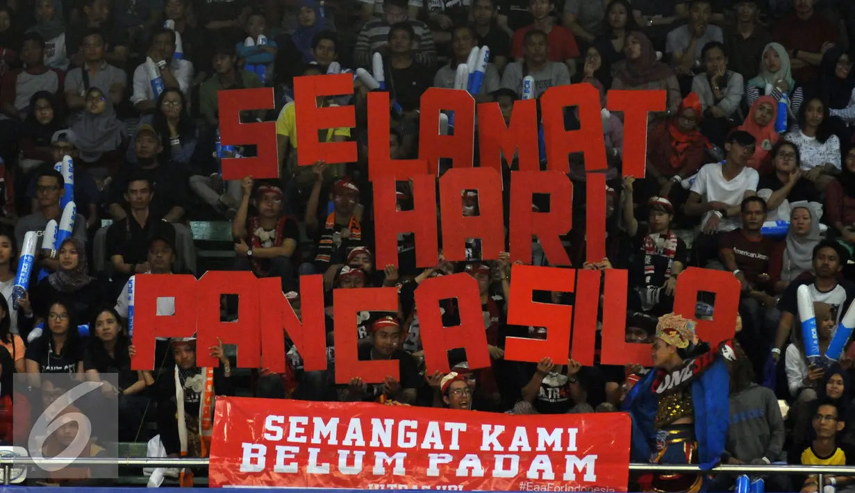 Suporter tim bulutangkis Indonesia membentangkan tulisan Selamat Hari Pancasila saat menyaksikan laga BCA Indonesia Open 2016 di Istora Senayan Jakarta, Rabu (1/6/2016). (Liputan6.com/Helmi Fithriansyah)