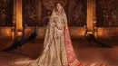 Ansambel Radhika Merchant di momen pernikahannya ini terdiri dari potongan Zardozi berwarna gading, dari ghagra tambahan yang bisa dilepas, kerudung sepanjang 5 meter, dan dupatta. [Foto: Instagram/rheakapoor]