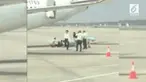 Sebuah rekaman memperlihatkan seorang pramugari jatuh dari pesawa dengan ketinggian 2,7 meter.