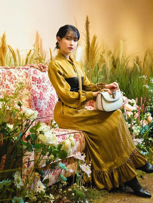 IU tampak menyempurnakan penampilannya dengan membawa leather Gucci Bamboo 1947 small top handle bag berwarna putih, anting-anting berbentuk kunci dari kristal dengan detail double G, cincin emas 18 karat berdetail interlocking G, dan icon ring putih dengan detail interlocking G. Foto: Instagram.