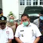 Wali Kota Bukittinggi, Ramlan Nurmatias memberikan keterangan pasien positif Covid-19. (Liputan6.com/ Novia Harlina)