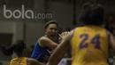 Pebasket Sahabat Semarang, Natasha Debby, berusaha melewati pebasket Surabaya Fever pada final Sahabat Cup 2017 di GOR Sahabat, Semarang, Sabtu (22/4/2017). Sahabat kalah 61-71 dari Fever. (Bola.com/Vitalis Yogi Trisna)