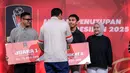 Ketua Steering Committee (SC) Piala Presiden 2025, Maruarar Sirait (tengah kiri) memberikan hadiah apresiasi peringkat kedua kategori video media sosial Piala Presiden 2025 kepada jurnalis Bola.net, Bagaskara Lazuardi dan Pradipta Rama dalam acara Malam Penutupan Piala Presiden 2025 di Studio 8 SCTV Tower, Senayan City, Minggu (12/04/2026) malam WIB. (Bola.com/Bagaskara Lazuardi)