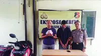 Dari tangan pengemudi ojek daring itu, polisi mengamankan barang bukti uang sebesar Rp 2,35 juta. (Liputan6.com/Reza Perdana)