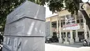 Tumpukkan peti mati yang dipajang di depan Kantor Kecamatan Sawangan, Depok, Rabu (26/8/2020). Sebanyak 5 buah peti jenazah sengaja dipasang pihak Kantor Kecamatan Sawangan sebagai media sosialisasi agar mengingat akan bahaya Covid-19 dan patuh terhadap protokol kesehatan (merdeka.com/Iqbal Nugroho)
