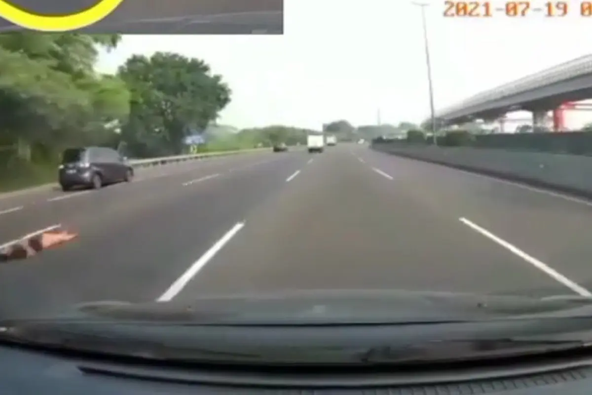 Aksi nekat tiduran di jalan tol tertangkap kamera mobil