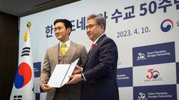 Sontak saja unggahan Siwon ini menjadi sorotan banyak netizen. Bahkan, tak sedikit yang mengira jika kalimat bahasa Indonesia yang tertulis telah diterjemahkan secara otomatis. (Liputan6.com/IG/@siwonchoi)