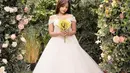 Gaun pengantin tersebut dirancang dengan sweetheart neckline dan lengan sabrina [@fuji_an]