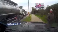 Video yang diambil dari kamera dashboard ini menunjukkan aksi sembrono pengemudi dari ambulans yang ia kendarai ke trotoar.