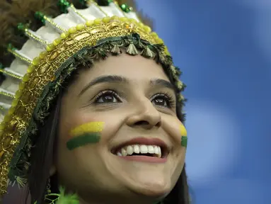 Senyum manis fans cantik asal Brasil saat menyaksikan laga Selecao melawan Swis pada grup E Piala Dunia 2018 di Rostov Arena, Rostov-on-Don, Rusia, (17/6/2018). Brasil dan Swis bermain imbang 1-1. (AP/Themba Hadebe)