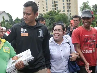 Cagub DKI Jakarta Agus Harimurti Yudhoyono berbincang dengan pedagang koran saat blusukan menelusuri Pasar Senen, Jakarta, Senin (7/11). Selain meminta doa dan dukungan, Agus juga mendengarkan keluhan para pedagang Pasar Senen. (Liputan6.com/Yoppy Renato)