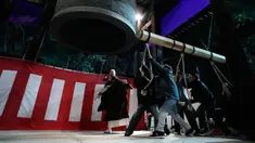 Orang-orang membunyikan lonceng raksasa untuk merayakan Tahun Baru beberapa menit setelah tengah malam di Kuil Buddha Zojoji, Tokyo, Jepang, Senin (1/1/2024). (AP Photo/Eugene Hoshiko)
