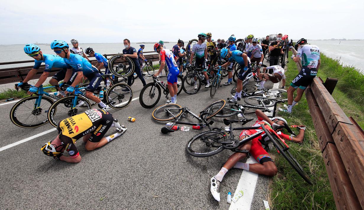 Pebalap sepeda mengalami kecelakaan yang cukup serius dalam etape ke-15 Giro d'Italia 2021, sejauh 147km antara Grado dan Gorizia pada 23 Mei 2021. (Foto: AFP/Luca Bettini)