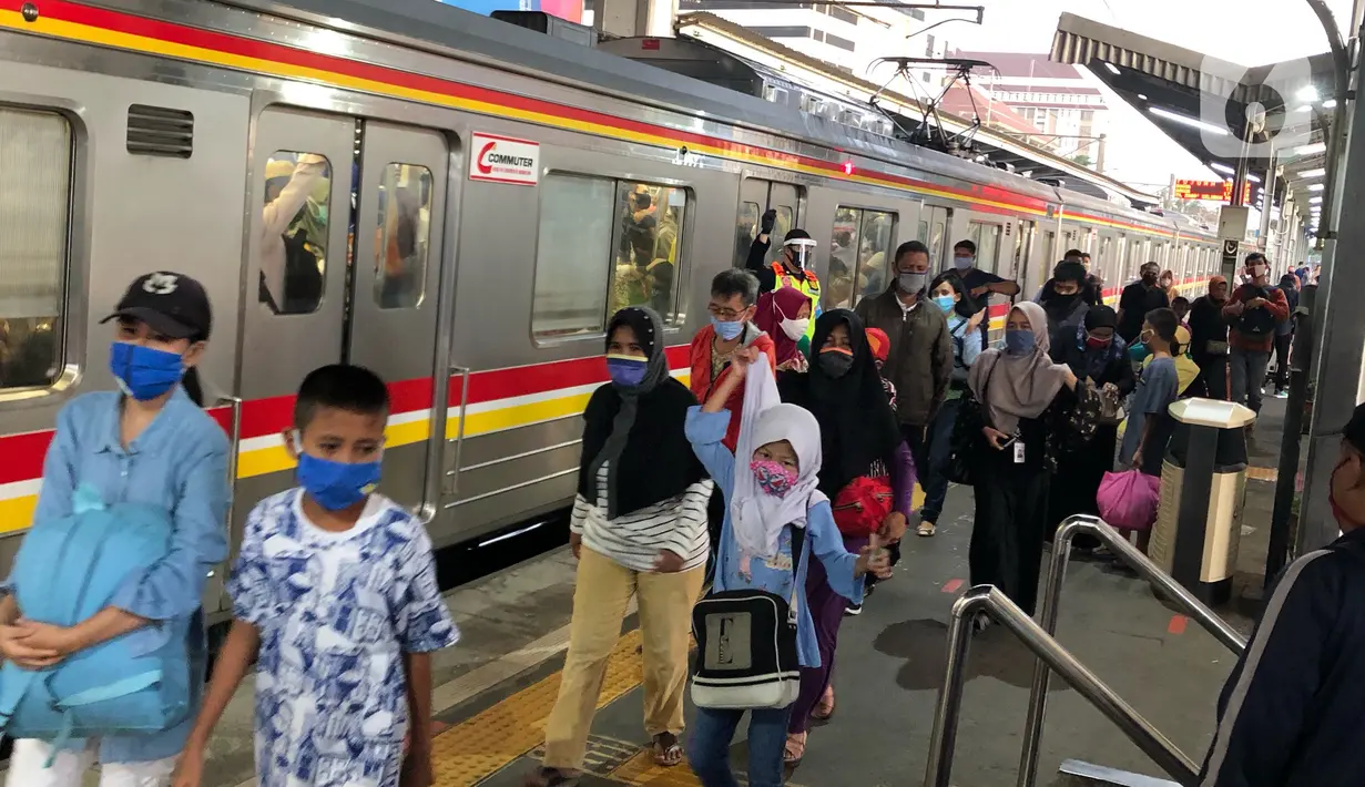 Calon penumpang bersiap menaiki KRL Commuter Line di Stasiun Depok Baru, Jawa Barat, Senin (25/5/2020). Banyaknya warga yang silaturahmi selama lebaran menyebabkan perjalanan KRL tetap dipadati penumpang, meskipun waktu operasional dibatasi. (Liputan6.com/Immanuel Antonius)