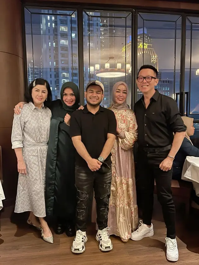 6 Potret Ulang Tahun Rieta Amilia Ibunda Nagita Slavina, Digelar di Resto Mewah