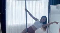 Potret Aksi Sandrina Saat Bermain Pole Dance (Tangkapan Layar Instagram/sandrinamazayya)