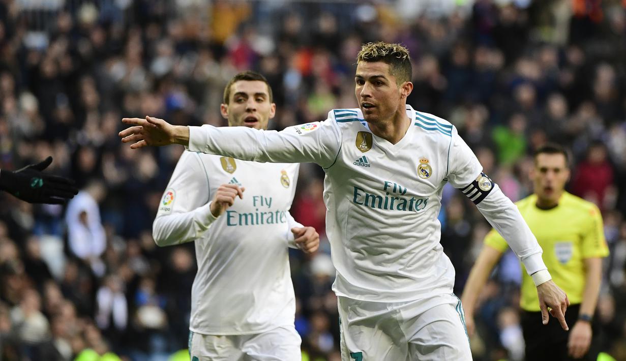 2. Cristiano Ronaldo – 311 gol: Pesepak bola yang mampu menandingi kehebatan Lionel Messi baik di LaLiga. Selama berseragam Real Madrid, Cristiano Ronaldo sukses menyumbangkan 35 gol di setiap musimnya.(BCWGlobal)