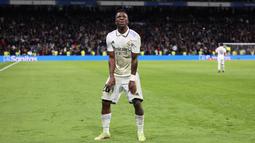 Entah Vinicius mengetahui aksi dari fans Atletico Madrid atau tidak, akan tetapi pemain asal Brasil itu tampil apik di lapangan. Vinicius menjadi pembeda bagi Real Madrid, terutama pada babak extra time dan berhasil mencetak gol pada menit 120+1, tepat sebelum laga usai. (AFP/Pierre-Philippe Marcou)