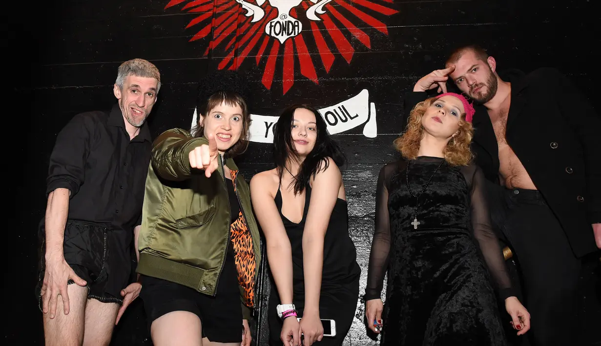 Musisi group band punk Pussy Riot, Maks, Nastya, Anastasia Ashitkova, Maria Alyokhina dan Kyril Kanstansinau foto bersama sebelum tampil di Teater Fonda, California, (12/3). Mereka tampil membawakan Spring Revolution. (AFP Photo / Valerie Maco