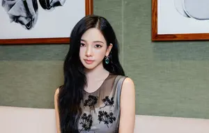 Dua Look Karina aespa: Korean Bangs vs Rambut Terurai Tanpa Poni
