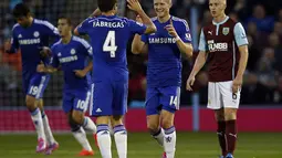 Pemain depan Chelsea, Andre Schurrle (kedua dari kanan) merayakan golnya ke gawang Burnley saat berlaga di Stadion Turf Moor, (19/8/2014). (REUTERS/Andrew Yates)