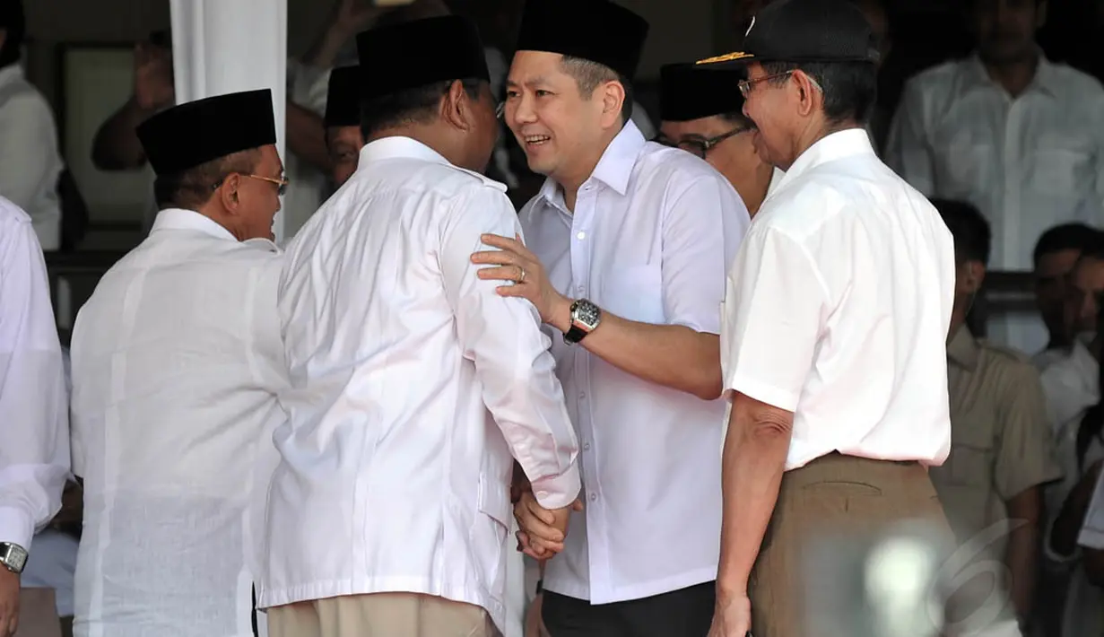 Dalam upacara kemerdekaan ini, hadir pula Aburizal Bakrie, Akbar Tandjung, Anis Matta, Djoko Santoso, Harry Tanoesoedibjo, dan Hidayat Nur Wahid, Bogor, Minggu (17/8/14). (Liputan6.com/Johan Tallo)