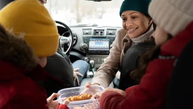 Ilustrasi Membawa Makanan di Perjalanan