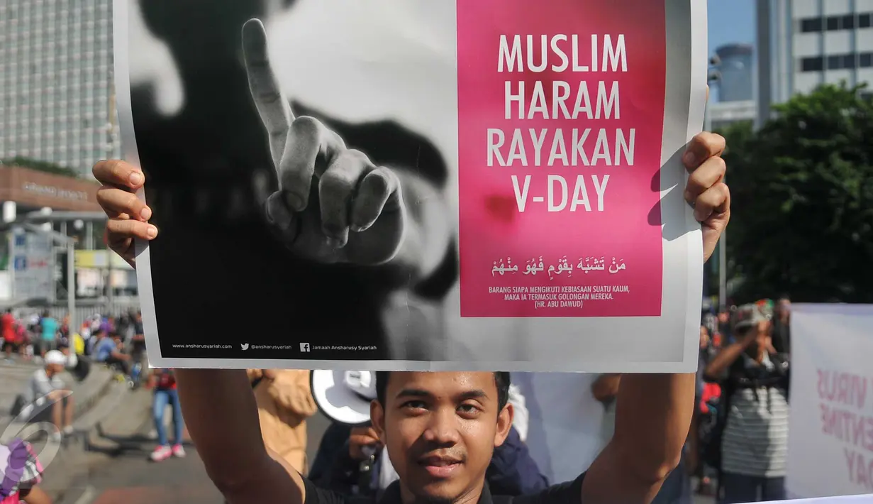 Sebuah poster ditunjukkan saat aksi menolak Valentine Day di Kawasan Bundaran HI, Jakarta, Minggu (14/2/2016). Aksi ini merupakan respon keprihatinan terhadap perayaan Hari Valentine yang bukan budaya bangsa Indonesia. (Liputan6.com/Gempur M Surya)