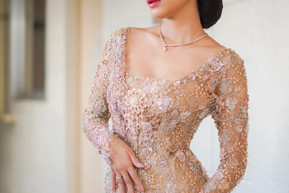 6 Beda Pesona Azizah Salsha Kenakan Kebaya Nude saat Menikah dengan Pratama Arhan dan jadi Bridesmaid Aaliyah Massaid