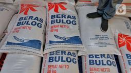 Pekerja memindahkan beras ketika bongkar muat beras bulog di gudang PT Food Station Tjipinang Jaya, Jakarta Timur, Jumat (3/2/2023). Untuk menstabilisasi Pasokan dan Harga Pangan (SPHP), Perum BULOG akan menyaluran beras SPHP di Pasar Induk Beras Cipinang dari 13 ribu menjadi 30 ribu ton,dengan harga paling tinggi sebesar Rp. 8.900. (Liputan6.com/Angga Yuniar)