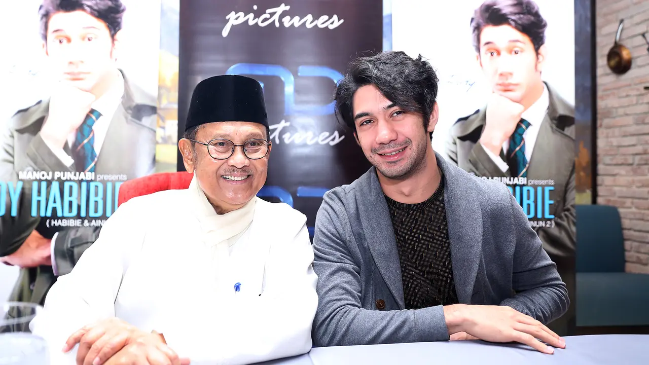 [Bintang] B.J Habibie dan Reza Rahadian
