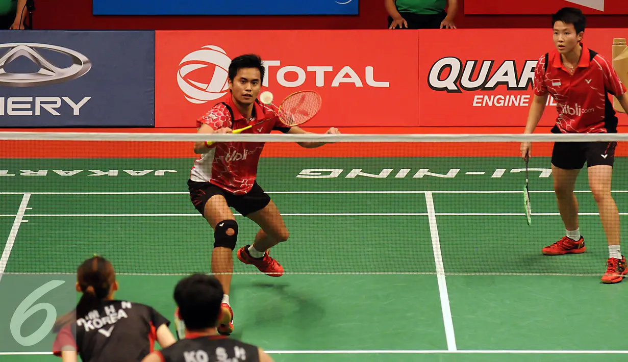 Ganda campuran Indonesia, Tontowi/Liliyana (kanan) mengembalikan bola ke Ko Sung Hyun/Kim Ha Na di Total BWF World Championships 2015 di Istora Senayan, Jakarta, Jumat (14/8/2015). Tontowi/Liliyana unggul 21-8. 21-15. (Liputan6.com/Helmi Fithriansyah)