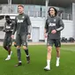 Edinson Cavani (kanan) berjalan bersama Nemanja Matic (tengah) untuk menjalani sesi latihan Manchester United. (Dok. Twitter/Manchester United)