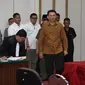 Terdakwa kasus penistaan agama, Basuki Tjahaja Purnama (Ahok) memasuki ruang persidangan di Auditorium Kementerian Pertanian, Jakarta, Senin (24/1). (Liputan6.com/Faizal Fanani/Pool)