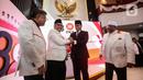 Presiden PKS Ahmad Syaikhu bersalaman dengan mantan Gubernur DKI Jakarta Anies Rasyid Baswedan usai menyematkan peci sebagai tanda dukungan sebagai bakal calon presiden 2024-2029 usai pembacaan hasil keputusan Musyawarah Majelis Syuro VIII PKS di Jakarta, Kamis (23/2/2023). PKS secara resmi mendukung Anies Baswedan sebagai bakal calon presiden tahun 2024-2029. (Liputan6.com/Johan Tallo)