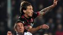 Gelandang AC Milan, Lucas Biglia, duel udara dengan gelandang Rijeka, Mario Gavranovic, pada laga Liga Europa di Stadion HNK Rijeka, Jumat (8/12/2017). AC Milan takluk 0-2 dari Rijeka. (AFP/Stringer)