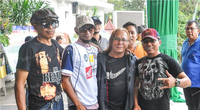 Pendiri Arema, Ovan Tobing, dan pentolan Aremania, Yuli Sumpil dan Cak No, berpose sebelum berangkat menuju Jakarta untuk mendukung Arema Cronus dalam final Torabika Bhayangkara Cup 2016, Sabtu (2/4/2016). (Bola.com/Iwan Setiawan)