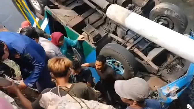 Mobil Elf Rombongan Besan Terperosok ke Kali Cikumpa Depok