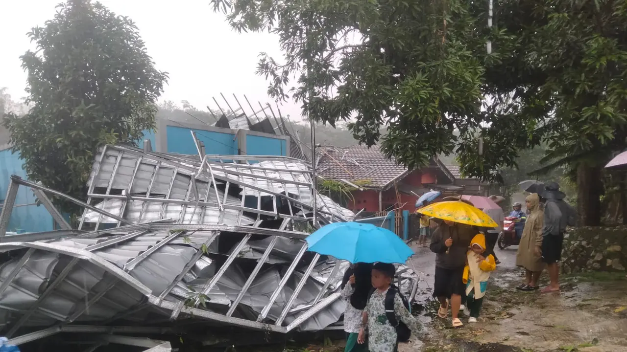 Rumah warga rusak tertimpa pohon di Nagrak, Kabupaten Sukabumi, pada Selasa (7/10/2025).