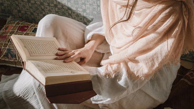 Ilustrasi membaca Al-Qur'an