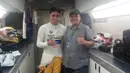 Pebalap Trident asal Indonesia, Philo Paz Armand (kiri), bersama wartawan Bola.com, Reza Khomaini, saat GP2 Spanyol di Sirkuit Catalunya, Spanyol, Jumat (13/5/2016). (Bola.com/Istimewa)